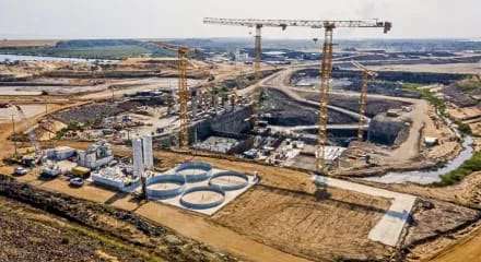 La represa de Yacyretá se encuentra en un punto crítico debido a la paralización de las obras